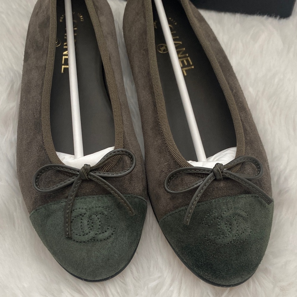 CHANEL 25A Dark Khaki / Olive Green Suede Calfskin Ballet Flats